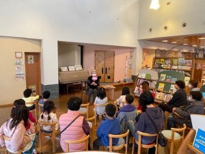 春休みおはなし会の様子